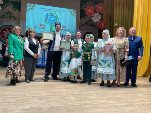 Олы Кайбычта яшәүче Гарәфетдиновлар гаиләсе - «Тарихта без эзлебез» дип исемләнгән шәҗәрәләр фестиваленең зона туры җиңүчесе