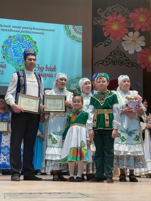 Олы Кайбычта яшәүче Гарәфетдиновлар гаиләсе - «Тарихта без эзлебез» дип исемләнгән шәҗәрәләр фестиваленең зона туры җиңүчесе