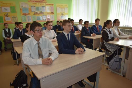 Кошман мәктәбендә махсус хәрби операциядән кыска вакытлы ялга кайткан солдат белән очрашу узды