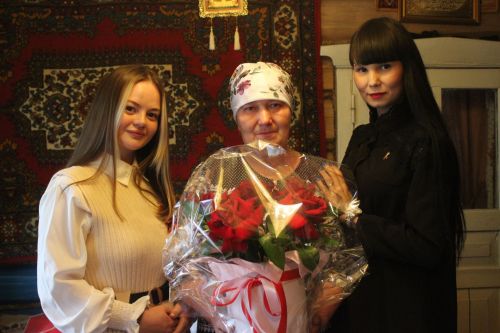 В Кайбицком районе 102-летнему ветерану войны жены мобилизованных подарили телевизор и дистанционные наушники