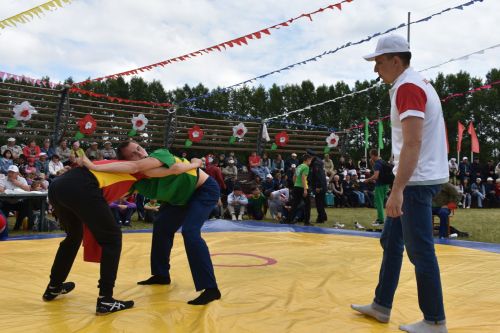 Мәйданнарда сынала батыр егетләр көче