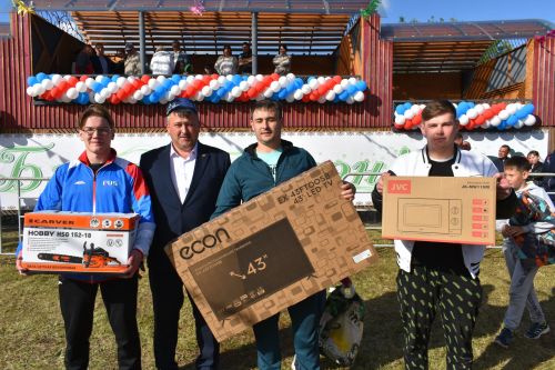Мәйданнарда сынала батыр егетләр көче