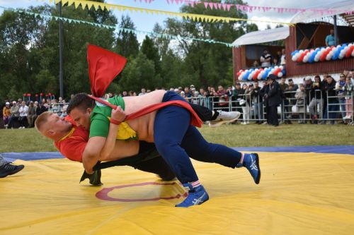 Мәйданнарда сынала батыр егетләр көче