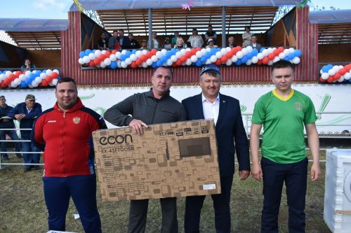 Мәйданнарда сынала батыр егетләр көче