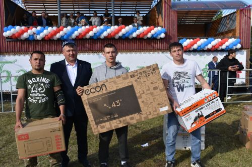 Мәйданнарда сынала батыр егетләр көче