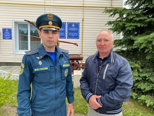 В Казани пожарный вместе со своим отцом спасли из горящей квартиры человека в свободное от службы время