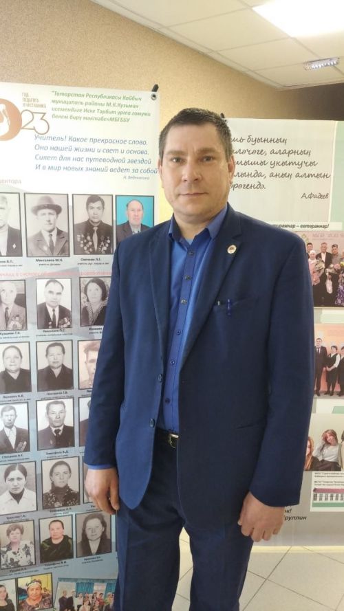 На уроках учителя химии и биологии Старотябердинской школы Виктора Яковлева школьникам всегда интересно
