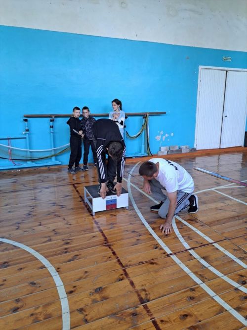Учителя и учащиеся из Малых Мемей сдали нормы ГТО