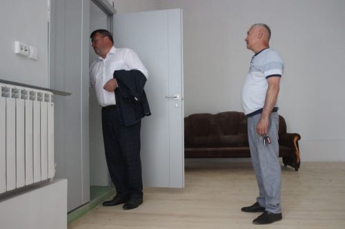 Район башлыгы Альберт Рәхмәтуллин Борындык мәдәният йортында үткәрелүче капиталь ремонт барышы белән танышты