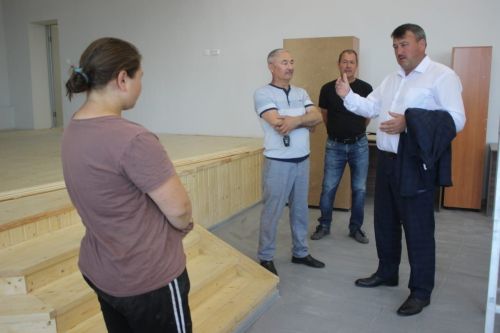 Район башлыгы Альберт Рәхмәтуллин Борындык мәдәният йортында үткәрелүче капиталь ремонт барышы белән танышты