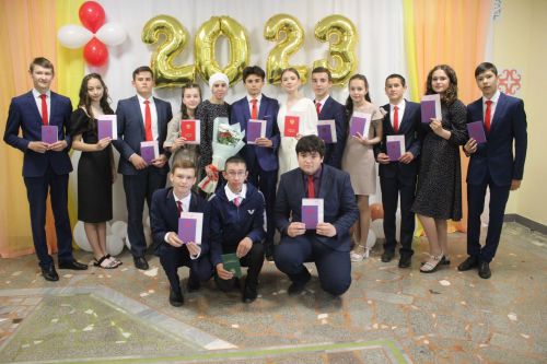 Кошман мәктәбендә узган аттестат тапшыру тантанасы мизгелләре