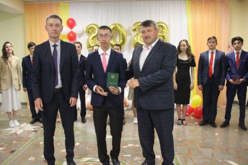 Кошман мәктәбендә узган аттестат тапшыру тантанасы мизгелләре