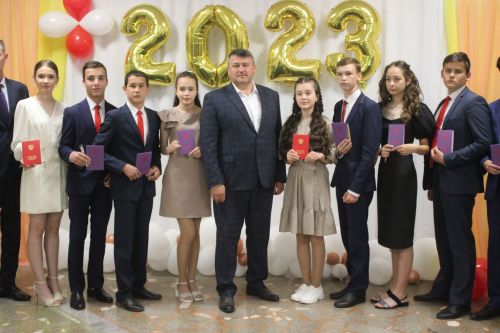 Кошман мәктәбендә узган аттестат тапшыру тантанасы мизгелләре