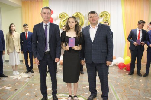 Кошман мәктәбендә узган аттестат тапшыру тантанасы мизгелләре