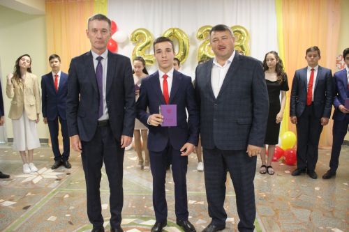 Кошман мәктәбендә узган аттестат тапшыру тантанасы мизгелләре