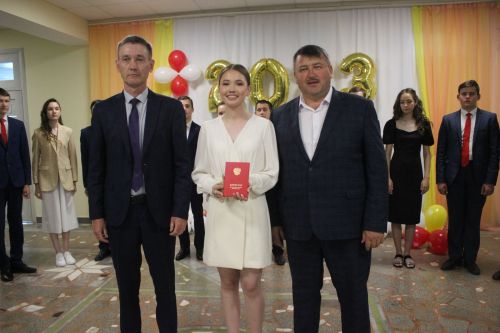 Кошман мәктәбендә узган аттестат тапшыру тантанасы мизгелләре