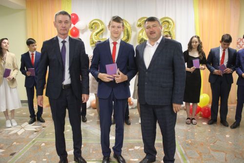 Кошман мәктәбендә узган аттестат тапшыру тантанасы мизгелләре