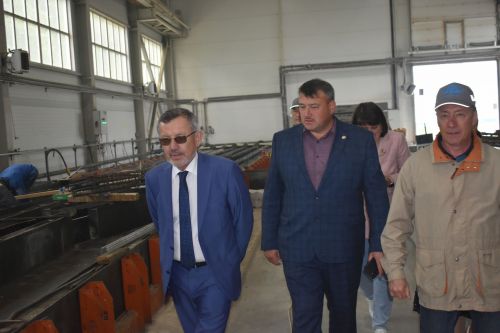 Район башлыгы Альберт Рәхмәтуллин Колаңгыдагы тимер-бетон эшләнмәләр заводы эшчәнлеге белән танышты