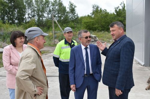 Район башлыгы Альберт Рәхмәтуллин Колаңгыдагы тимер-бетон эшләнмәләр заводы эшчәнлеге белән танышты