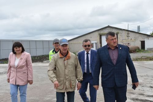 Район башлыгы Альберт Рәхмәтуллин Колаңгыдагы тимер-бетон эшләнмәләр заводы эшчәнлеге белән танышты
