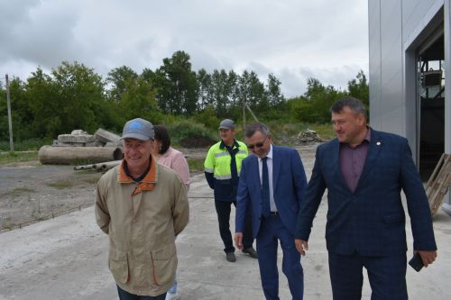 Район башлыгы Альберт Рәхмәтуллин Колаңгыдагы тимер-бетон эшләнмәләр заводы эшчәнлеге белән танышты