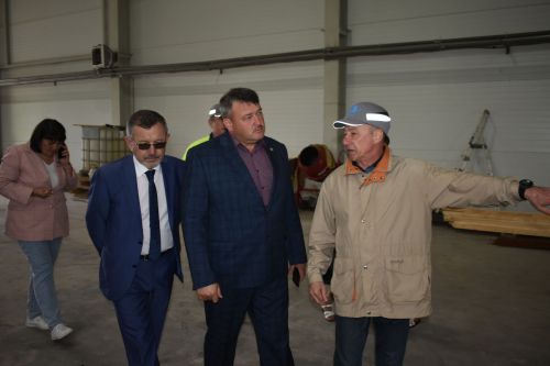 Район башлыгы Альберт Рәхмәтуллин Колаңгыдагы тимер-бетон эшләнмәләр заводы эшчәнлеге белән танышты