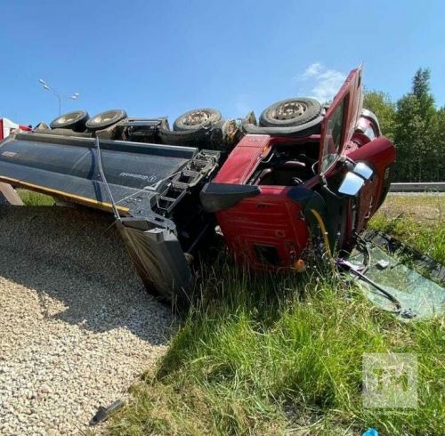 В Татарстане перевернулся грузовик с щебнем, водитель в больнице