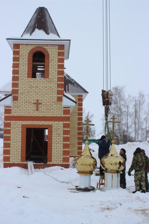 На строящейся церкви в Ульянкове установлены купола