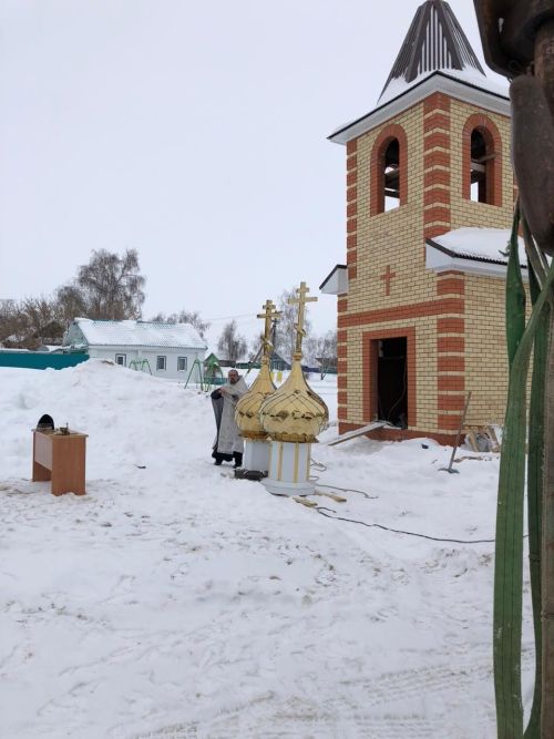 На строящейся церкви в Ульянкове установлены купола