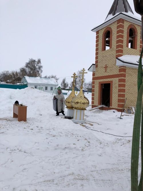 На строящейся церкви в Ульянкове установлены купола
