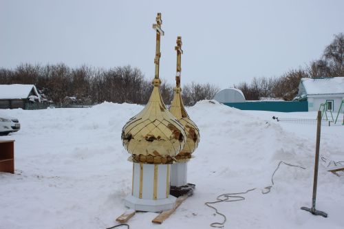 На строящейся церкви в Ульянкове установлены купола