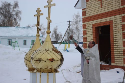 На строящейся церкви в Ульянкове установлены купола