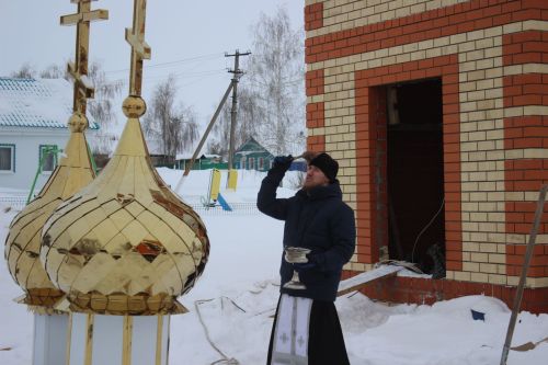 На строящейся церкви в Ульянкове установлены купола