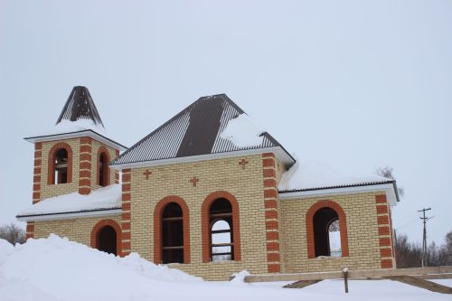 На строящейся церкви в Ульянкове установлены купола