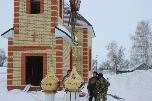 На строящейся церкви в Ульянкове установлены купола