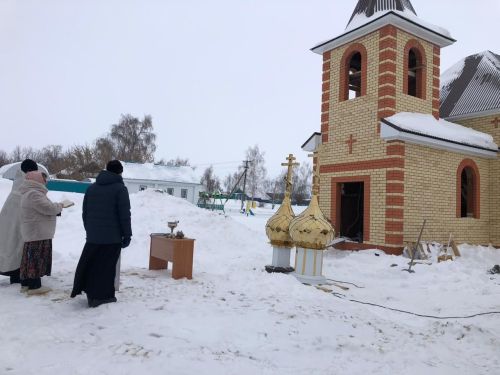 На строящейся церкви в Ульянкове установлены купола
