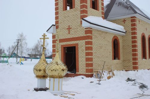 На строящейся церкви в Ульянкове установлены купола