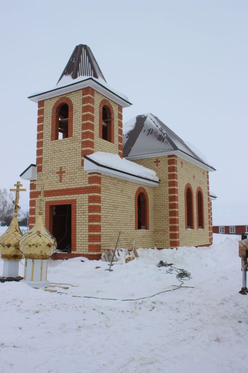 На строящейся церкви в Ульянкове установлены купола