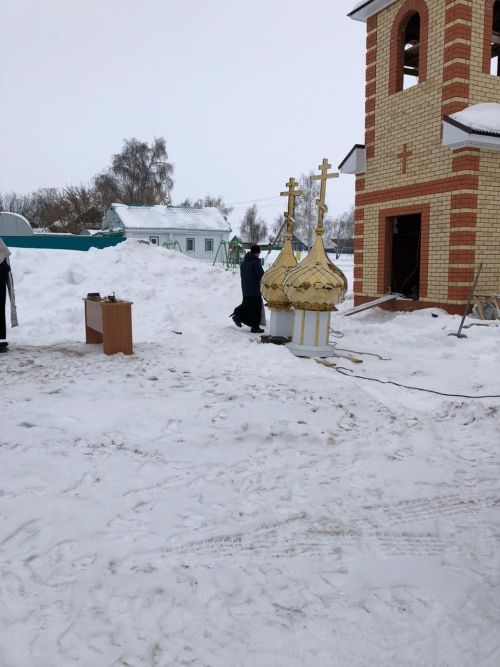 На строящейся церкви в Ульянкове установлены купола