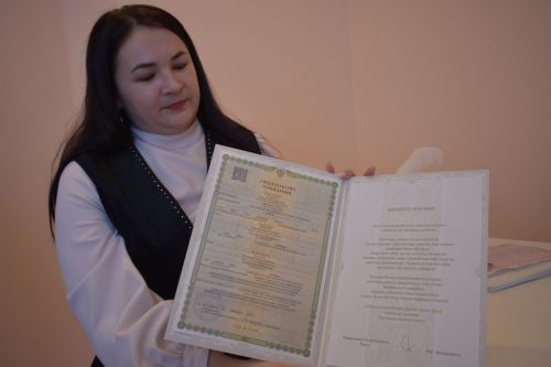 Семье Ахметшиных из Кушман торжественно вручили свидетельство о рождении первенца