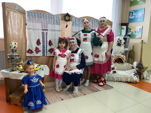 Кошманның тегү остасы кул эшләре белән бүлешә