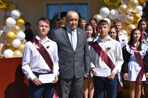 Последний звонок прозвенел для выпускников Федоровской школы