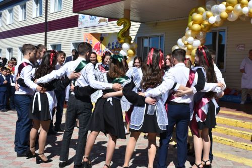 Последний звонок прозвенел для выпускников Федоровской школы