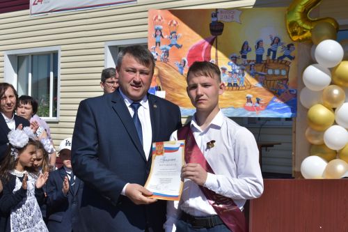Последний звонок прозвенел для выпускников Федоровской школы