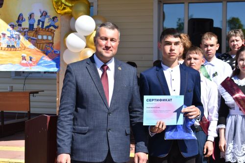 Последний звонок прозвенел для выпускников Федоровской школы