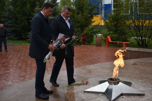 На мемориальном комплексе в Кайбицах зажгли Вечный огонь