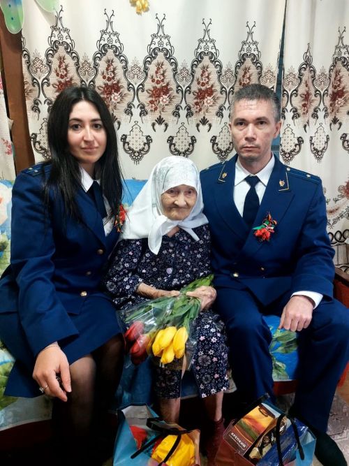 Сотрудники кайбицкой прокуратуры навестили вдову участника Великой Отечественной войны