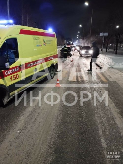 Водитель такси и его пассажирка пострадали после столкновения с легковушкой в Казани