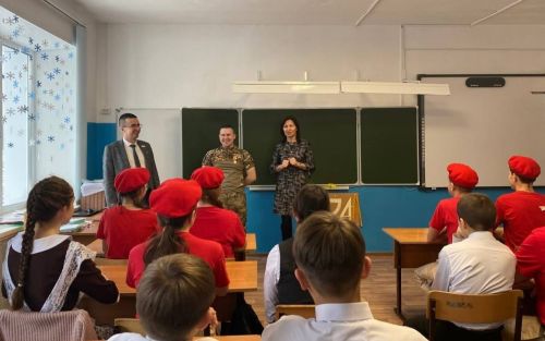 На последней встрече выпускник Хозесановской школы - боец СВО - говорил о патриотизме