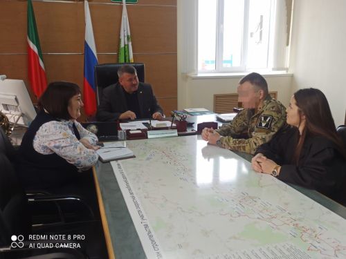 Район башлыгы махсус хәрби операциядә катнашучы офицер белән очрашты